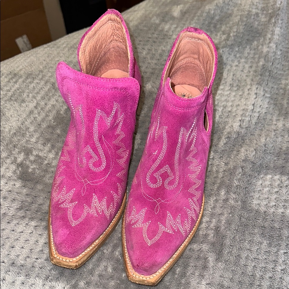 Ariat size 7 Pink Suede Western Ankle Boots